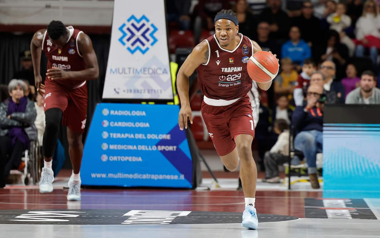https://sport.sky.it/assets/images/0034da4bbab9cedeaf3d6e88f9a588aae9f939b5/skysport/it/basket/serie-a/2025/12/21/lba-trapani-sassari-situazione-allenatore-multa/JD_Notae_Ciamillo-Castoria_Trapani.jpg?im=Resize,width=1218
