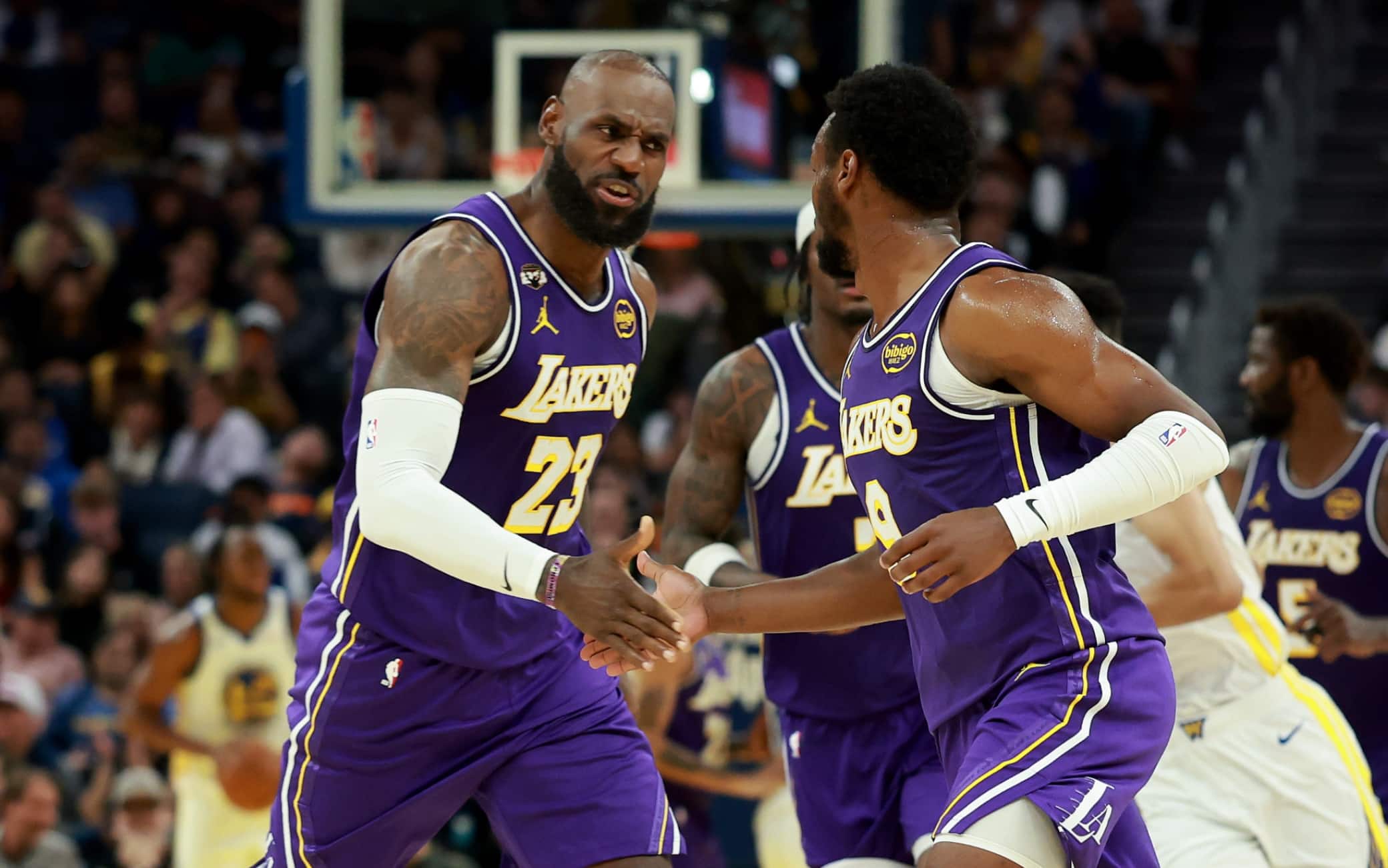 NBA, il primo assist di Bronny James per mandare a schiacciare papà LeBron. VIDEO