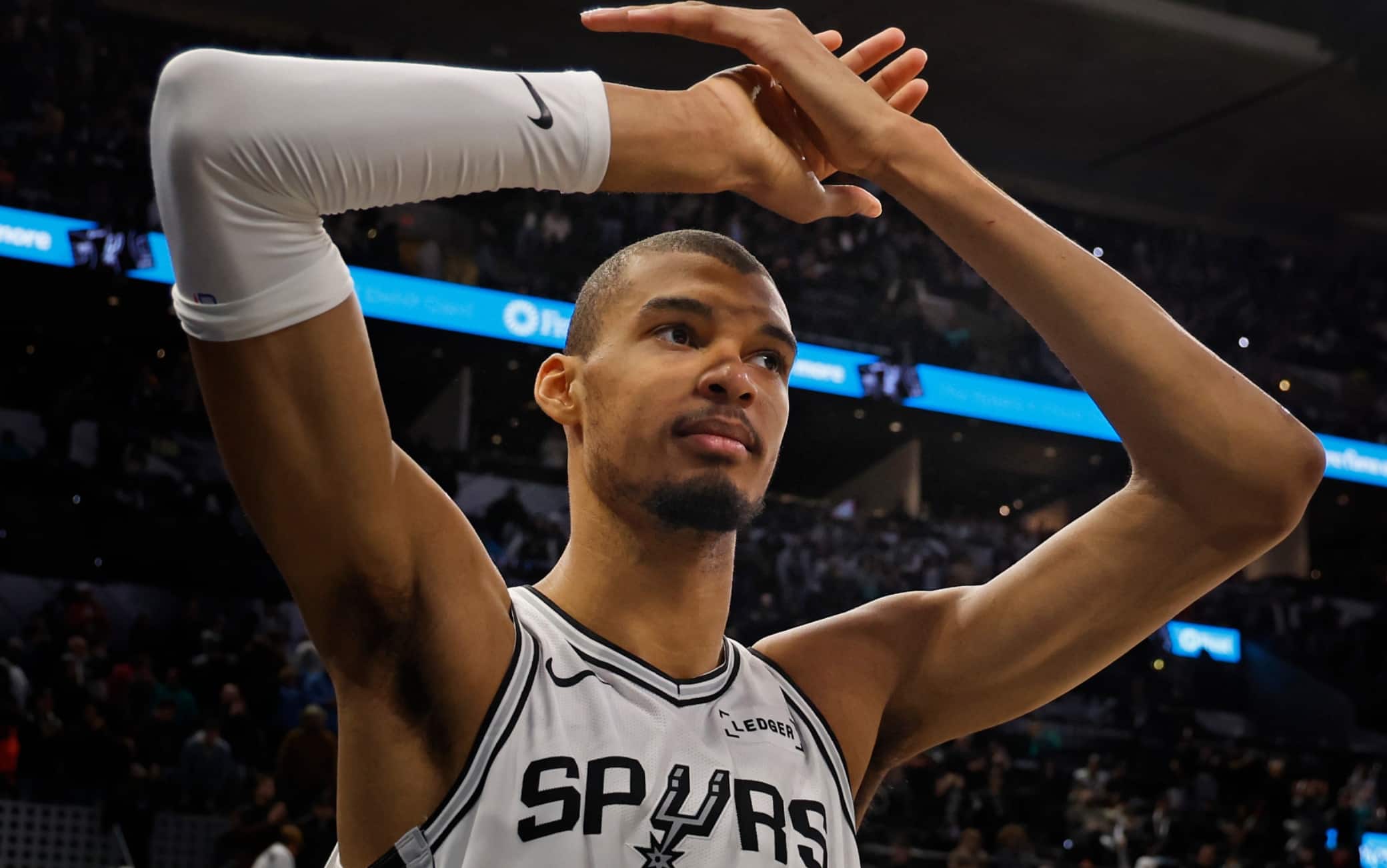 NBA, Wemby crea e Wemby distrugge: schiacciata e stoppata nel giro di pochi secondi