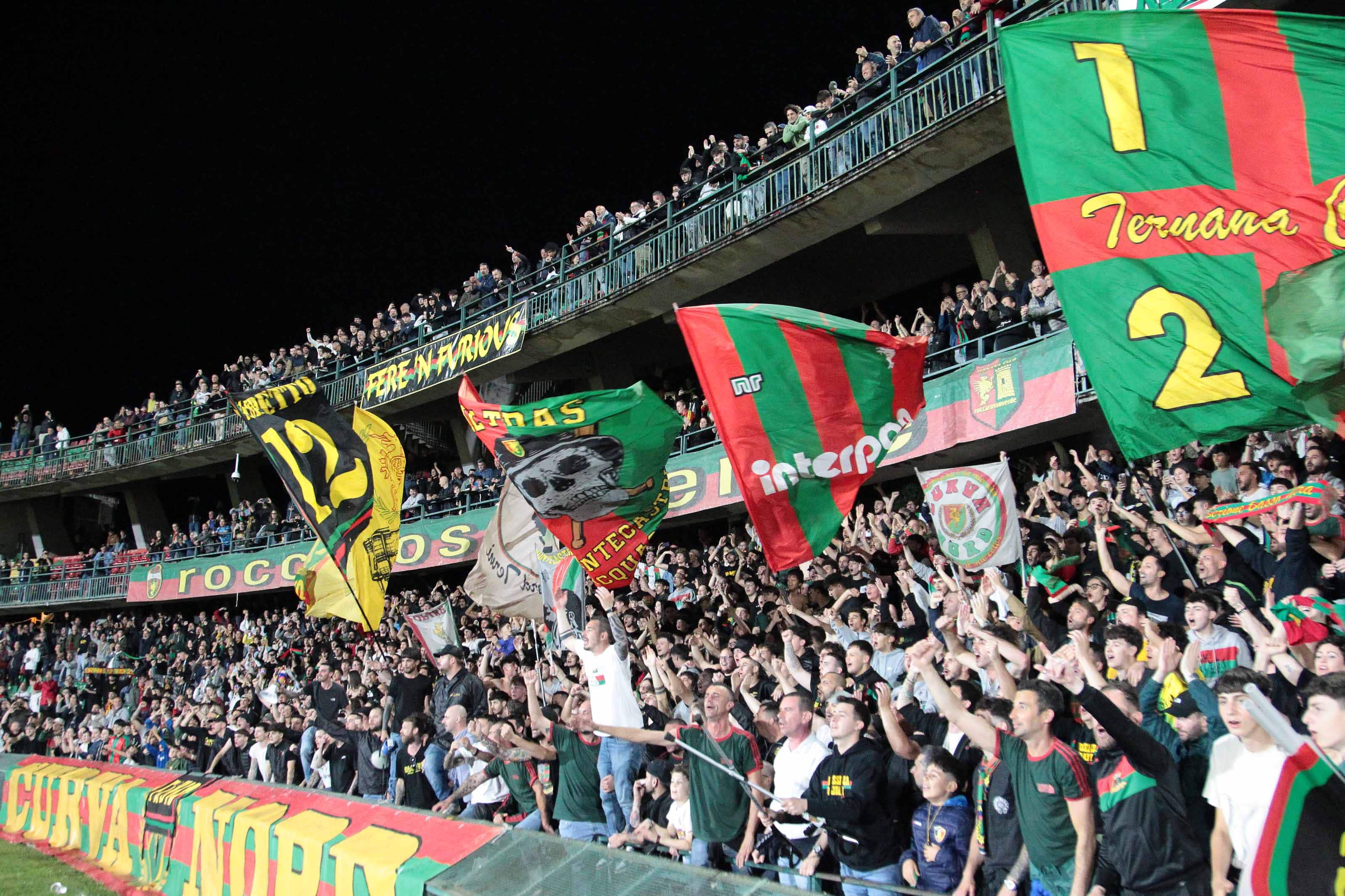 I tifosi della Ternana festeggiano il passaggio di turno