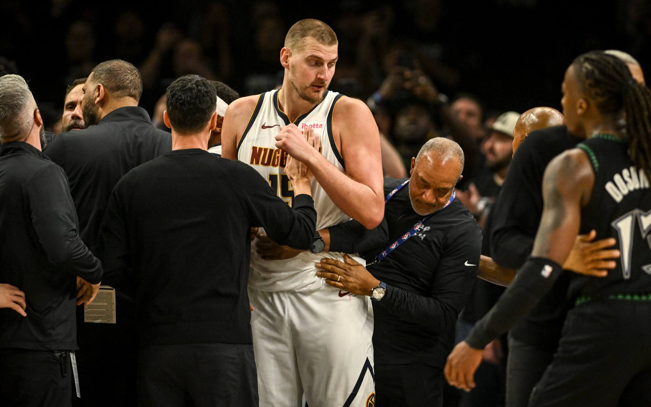NBA, nessuna squalifica per la rissa di gara-4: solo multe a Jokic e Randle