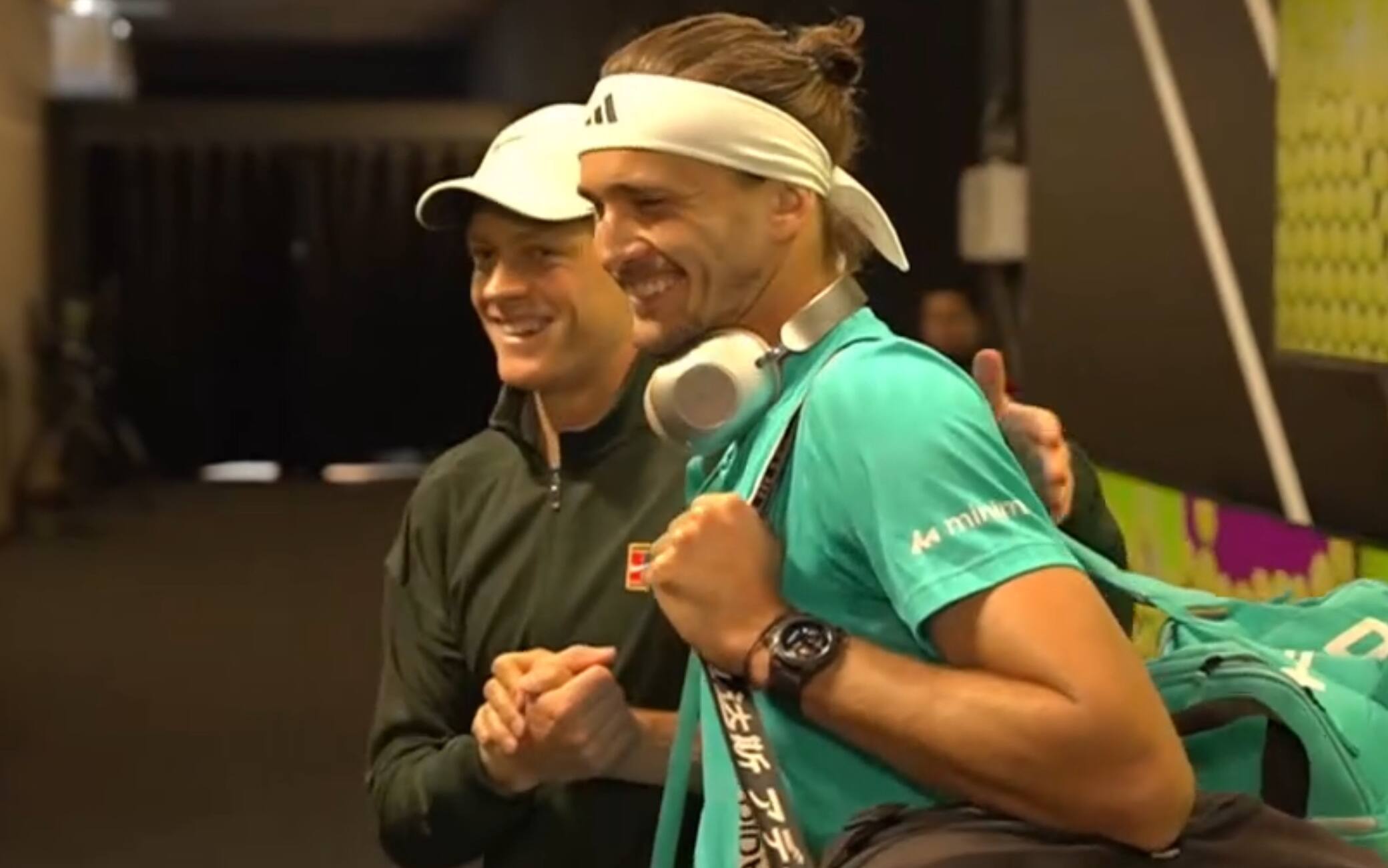 Sinner e Zverev, abbraccio e sorrisi nel tunnel prima della finale