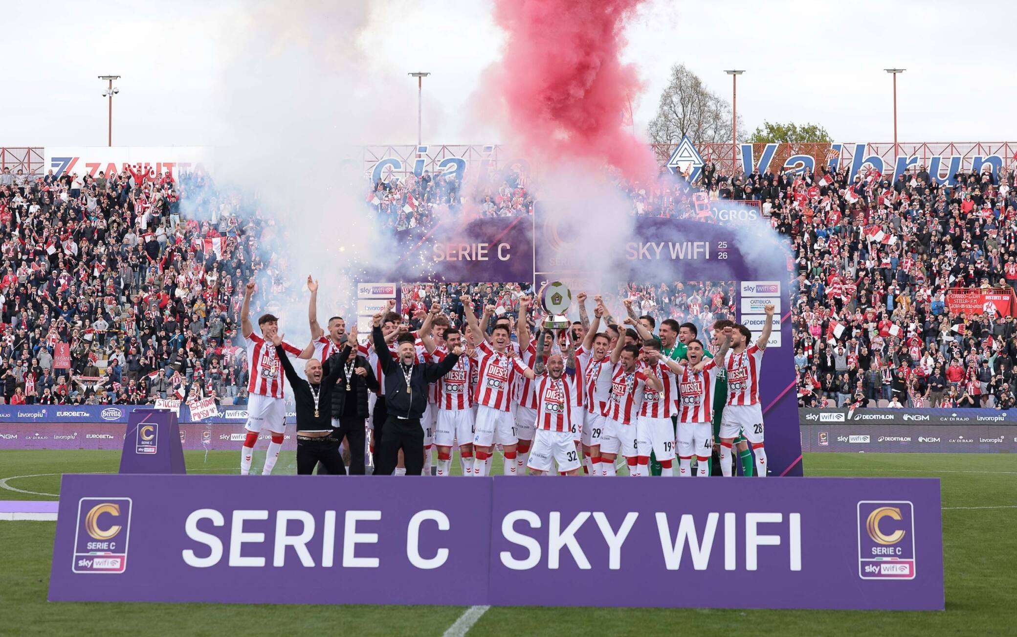 Il Vicenza vince il girone A di Serie C ed è promosso in B: la premiazione in campo. VIDEO