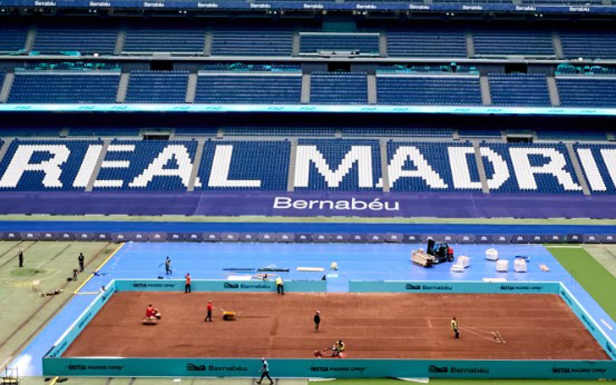 ATP Madrid, il Bernabéu si trasforma: le FOTO del campo da tennis nello stadio 