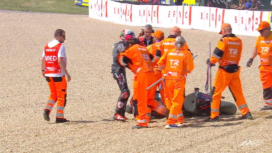Bezzecchi perde le staffe e reagisce così con un marshall
