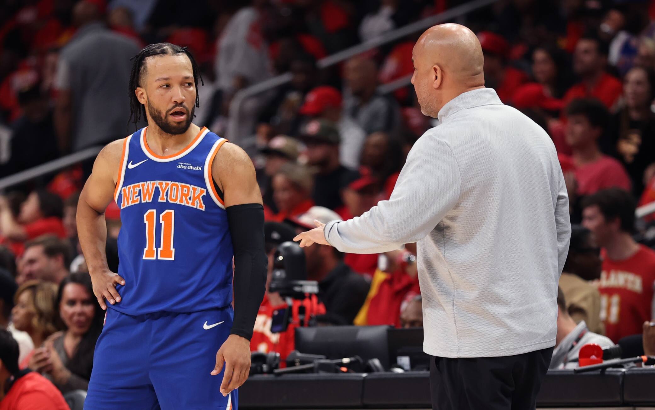 NBA, attimi di tensione tra Brunson padre e figlio in panchina. VIDEO