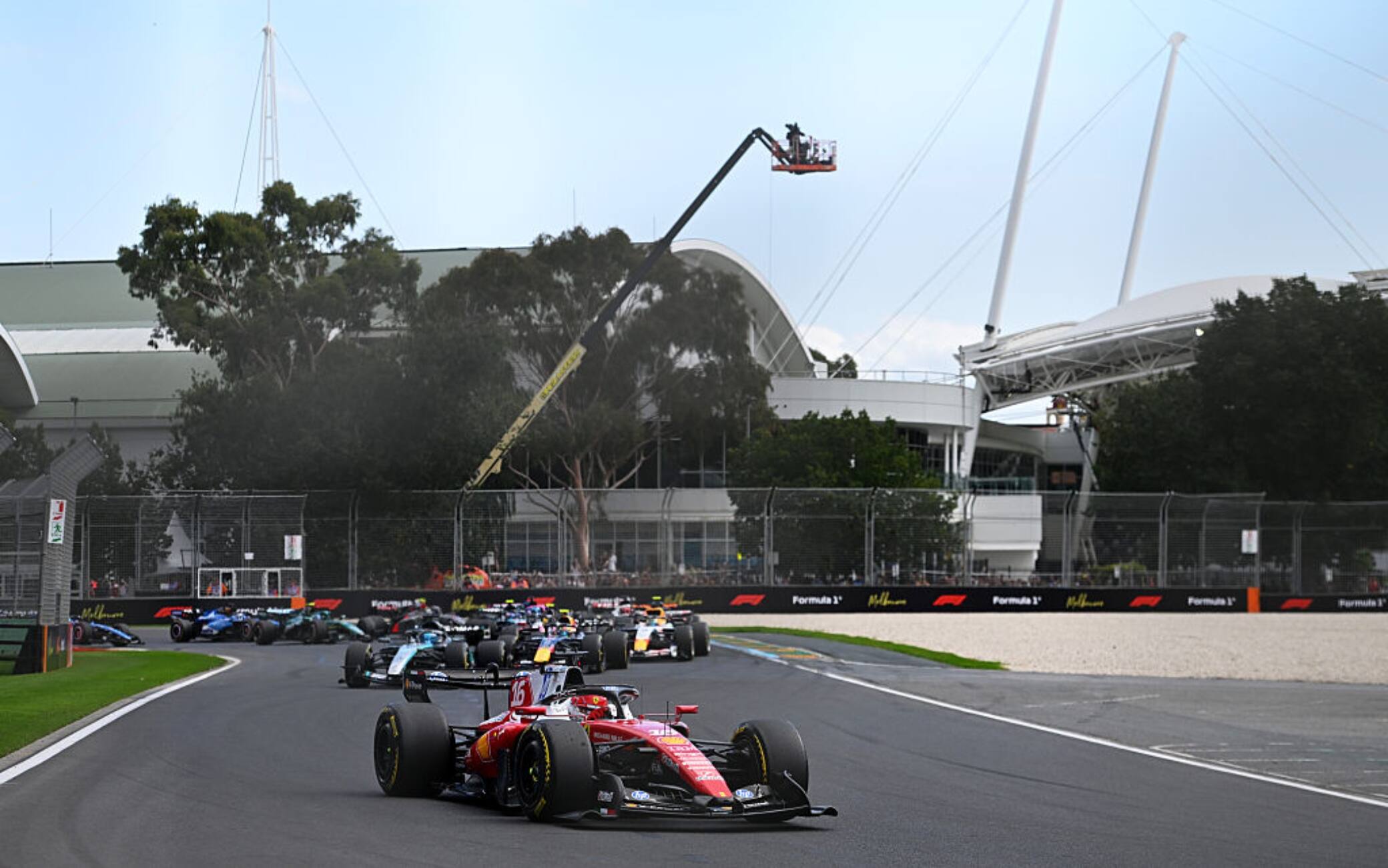 GP Australia, super partenza di Leclerc: da quarto passa al primo posto! VIDEO