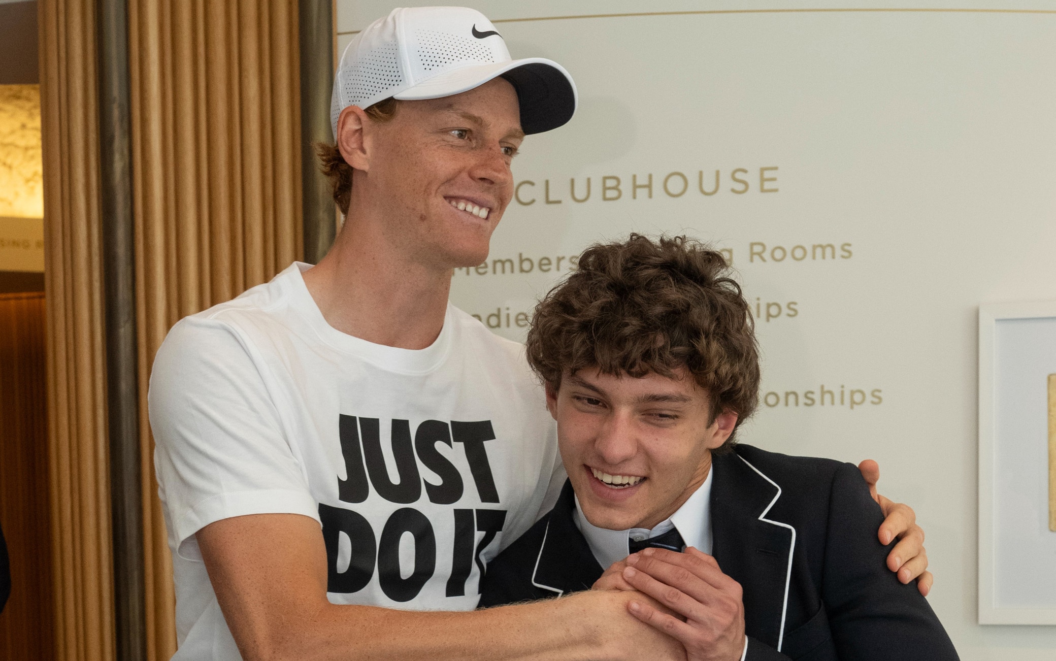 Sinner-Kimi Antonelli, incontro e sorrisi a Wimbledon. FOTO