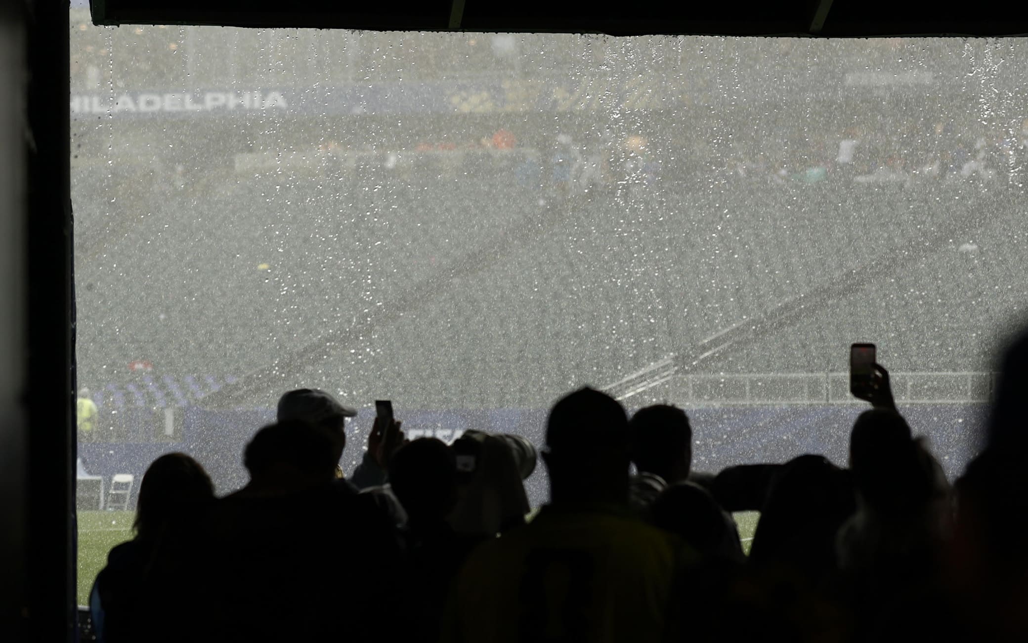 Tifosi in attesa della ripresa della partita