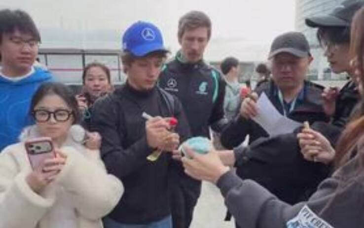 F1, attesa Kimi: scatta dalla pole in Cina, il suo arrivo al circuito. VIDEO