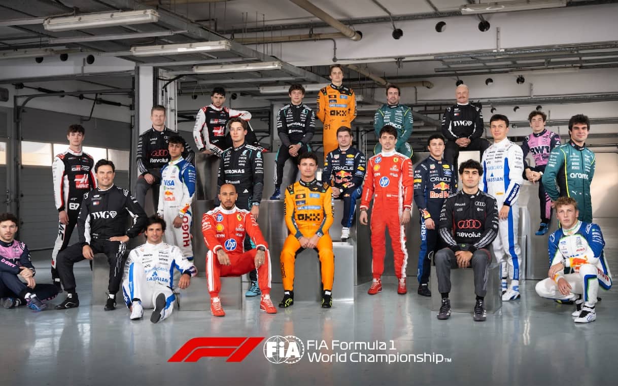 https://sport.sky.it/assets/images/03c9e4d5a34a08aab1e27d3df3e536a8ab272b18/skysport/it/motori/formula-1/2026/02/18/test-f1-2026-bahrain-sakhir-foto-giornata-1/f1_piloti_foto_gruppo_2026.jpg?im=Resize,width=1218
