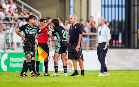 Betis Como, rissa in amichevole a fine primo tempo: espulsi Bellerin e ...