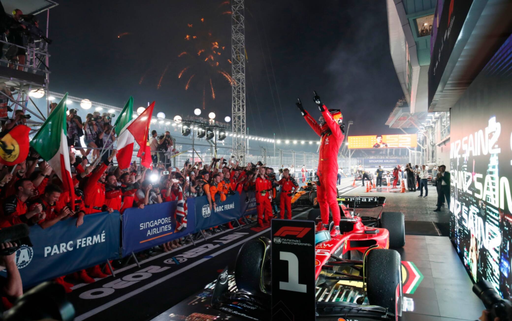 Carlos Sainz festeggia la prima vittoria in Ferrari a Singapore 2023