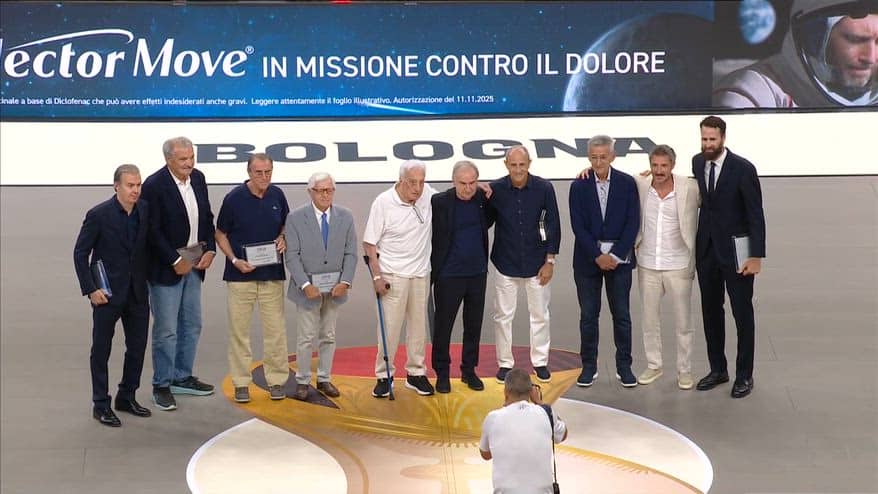Sandro Gamba e i ct dell’ItalBasket premiati a centrocampo
