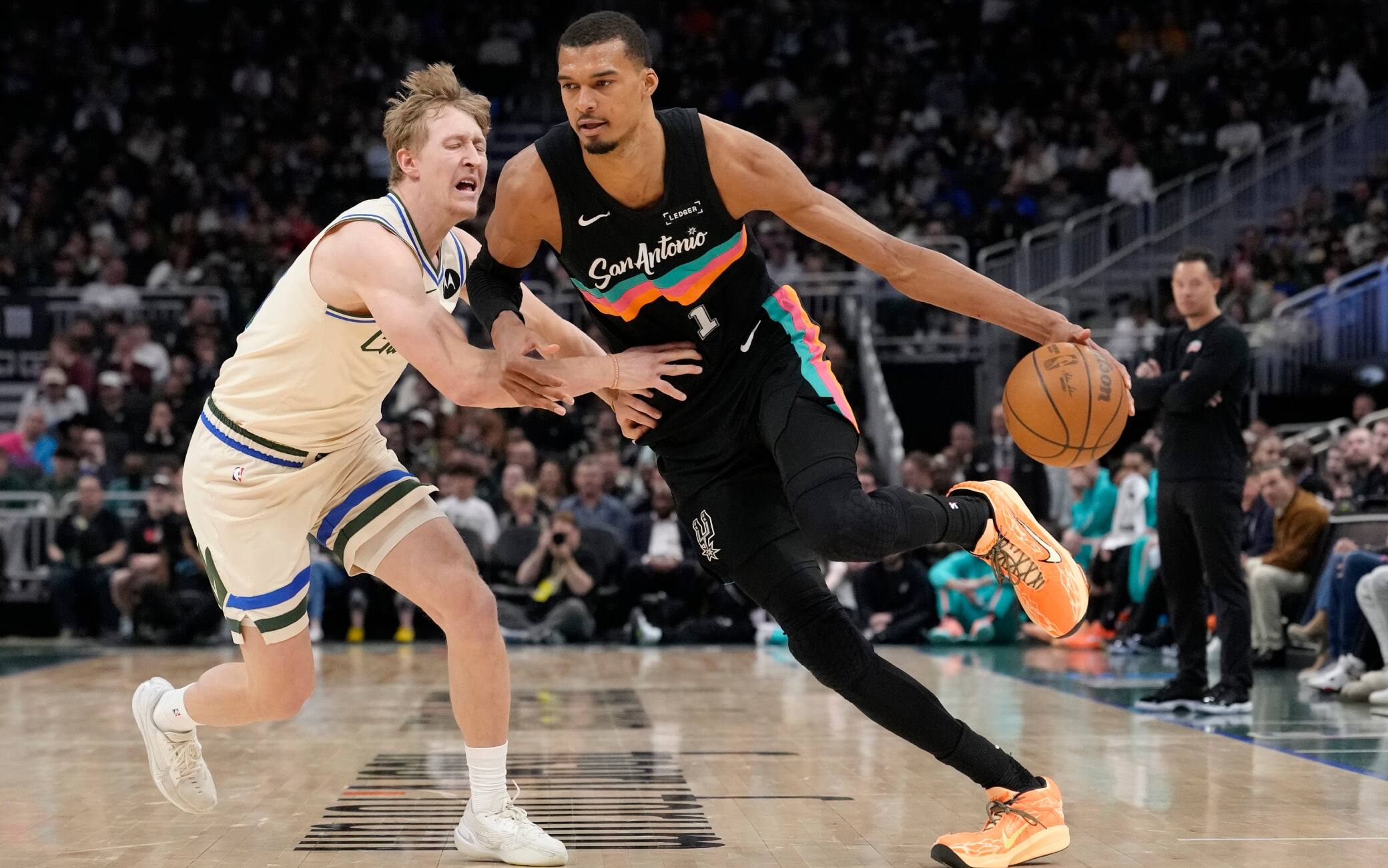 NBA, i risultati della notte: San Antonio passeggia a Milwaukee, vincono Sixers e Suns