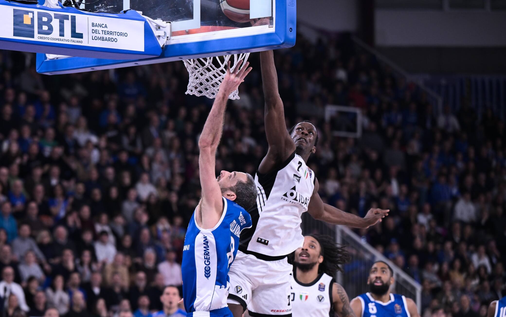Basket, Saliou Niang alla LeBron: stoppata in rimonta su Della Valle. VIDEO