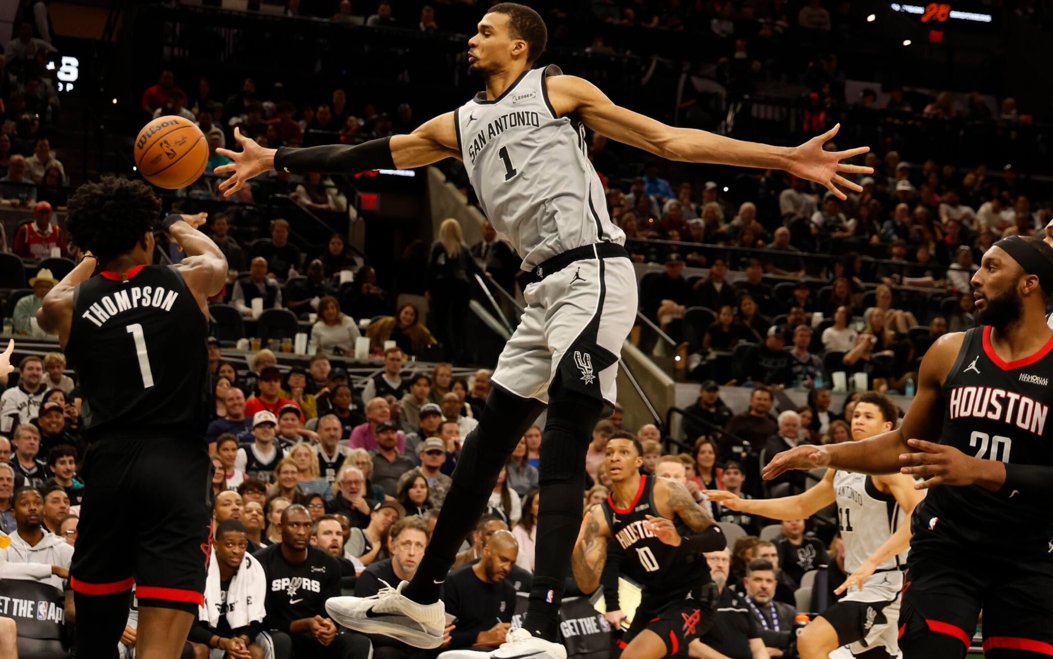 NBA, che spettacolo Wemby: Rockets annientati e il pubblico di casa canta "MVP! MVP!"