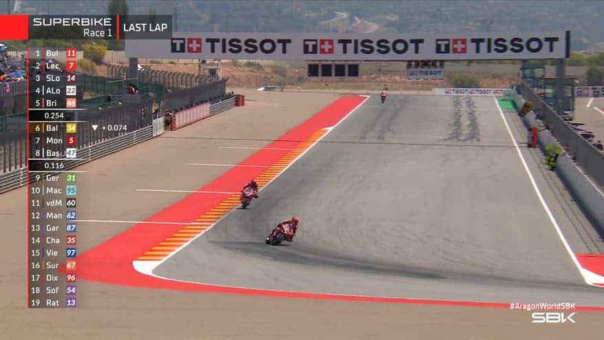 SBK, Bulega vince anche Gara-1 ad Aragon: l'ultimo giro