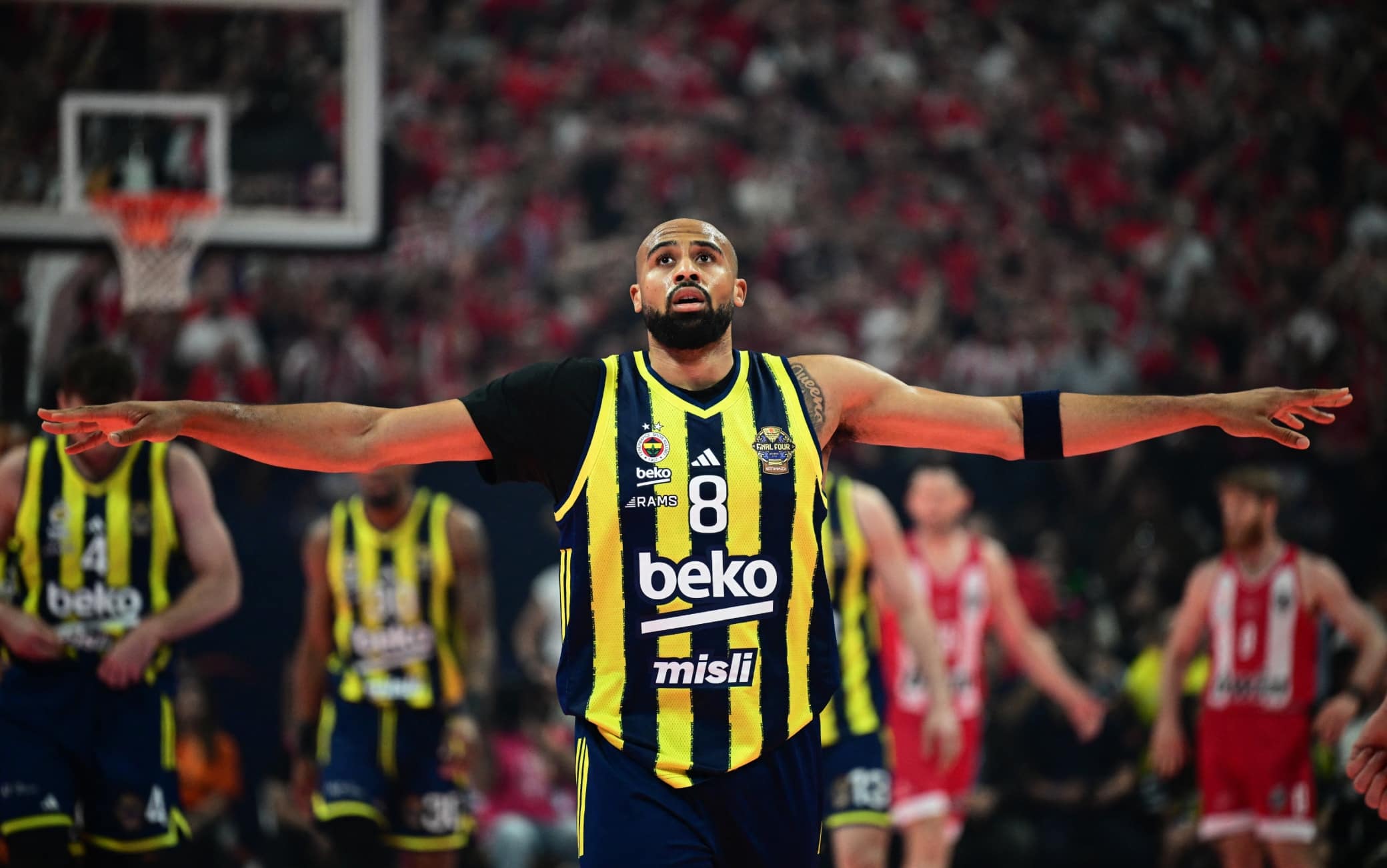 Eurolega, super stoppata di Horton Tucker in semifinale contro l'Olympiacos. VIDEO