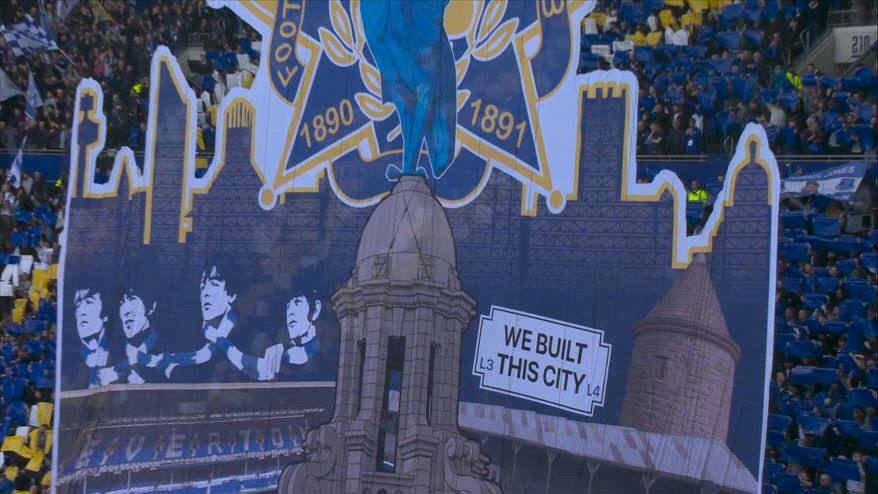 L'Everton provoca il Liverpool: la coreografia con i Beatles