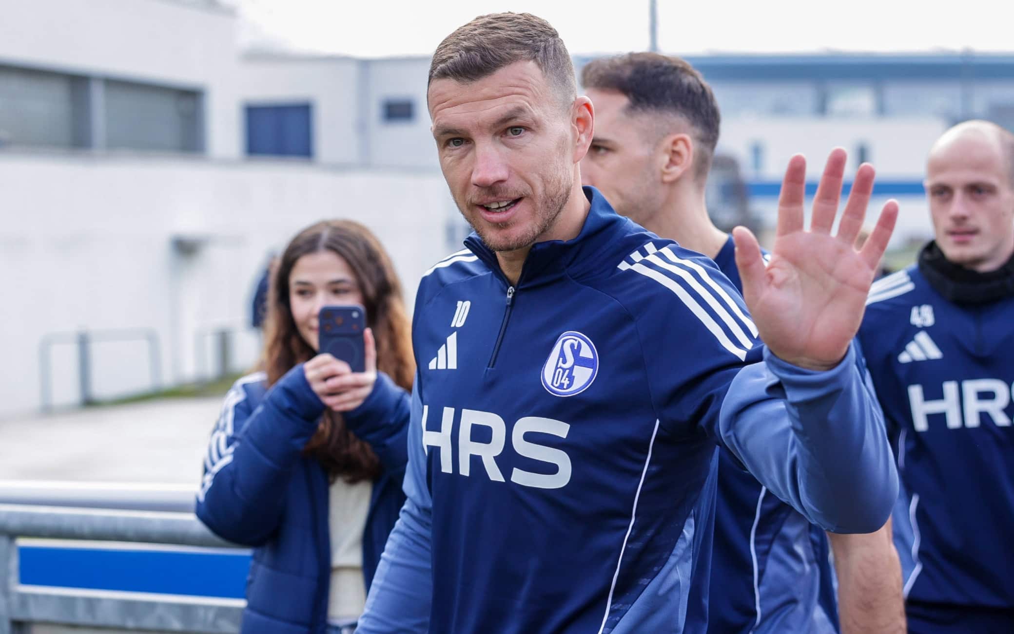 Schalke, Dzeko si allena davanti a 1200 tifosi. Maglia col numero 10 esaurita