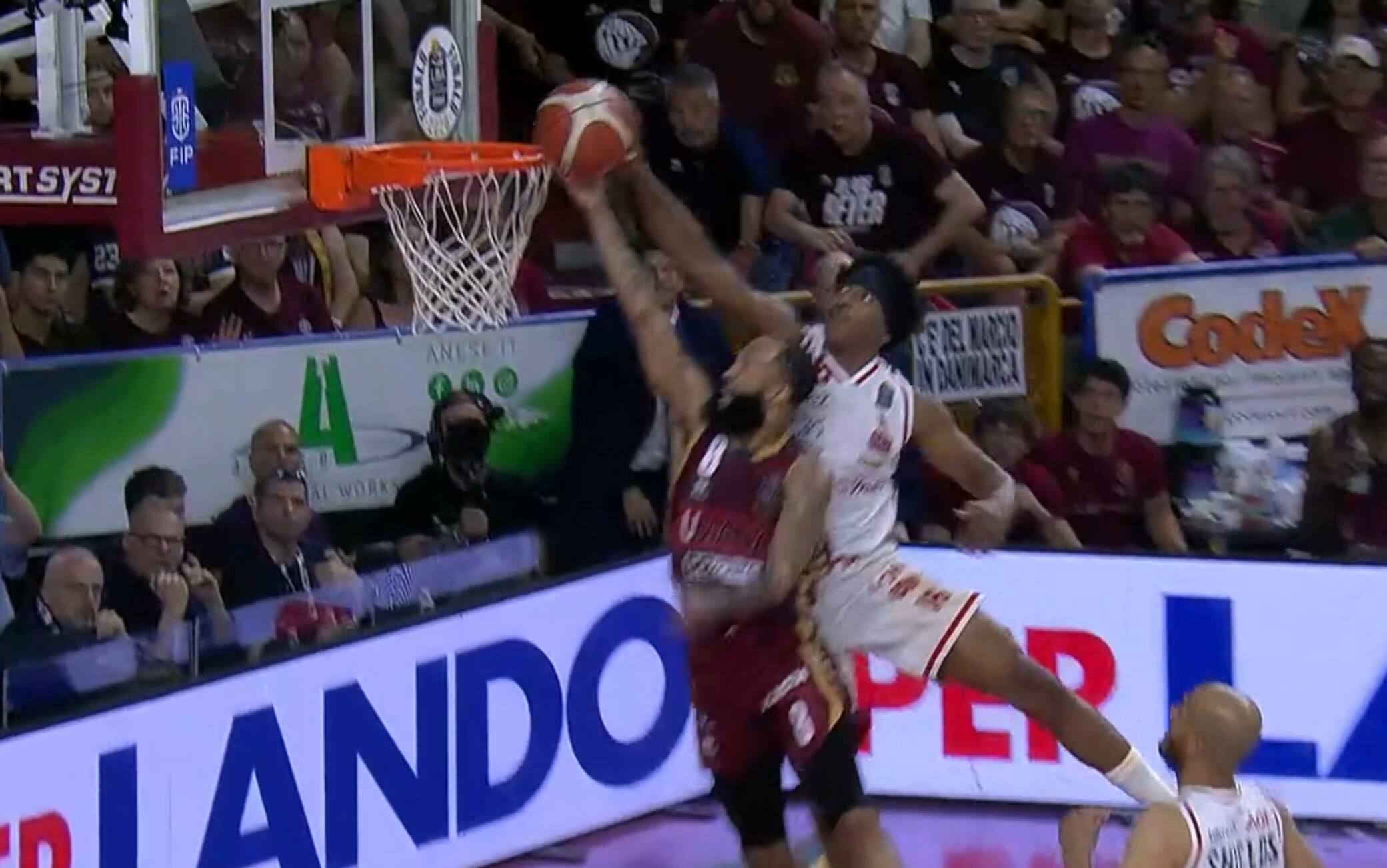 Finale Scudetto, Zach Leday è un muro: doppia stoppata a Bowman. VIDEO