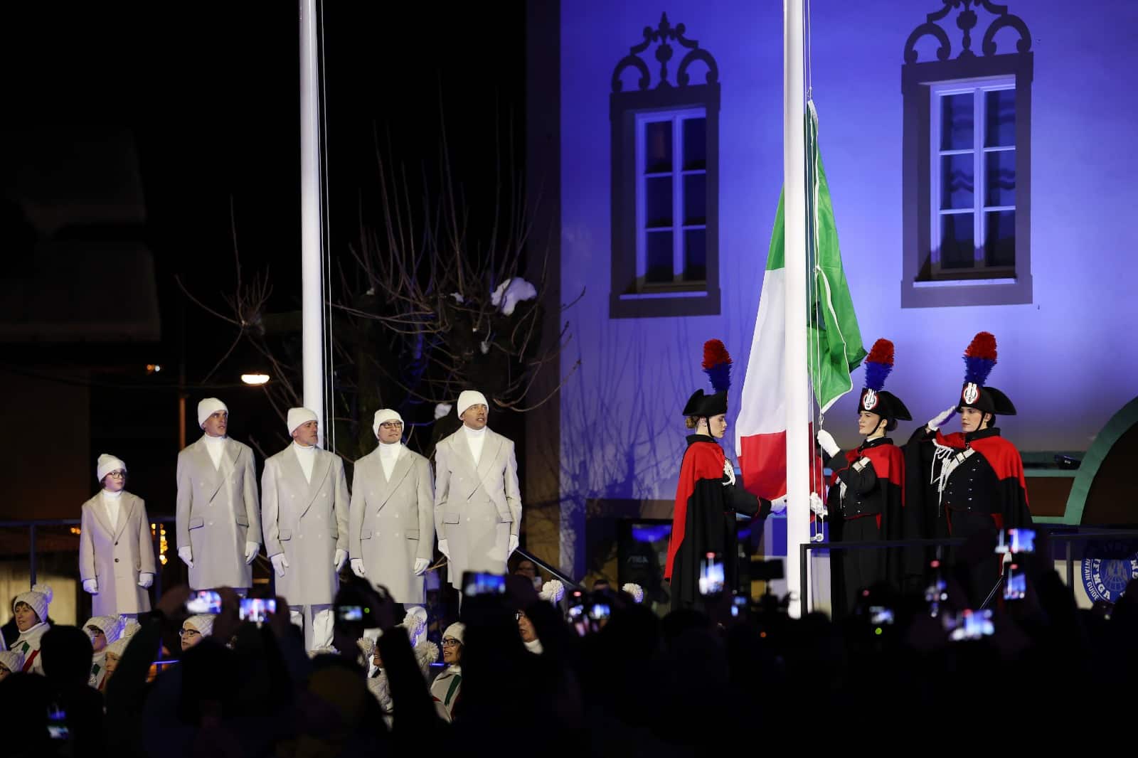 Bandiera issata a Cortina