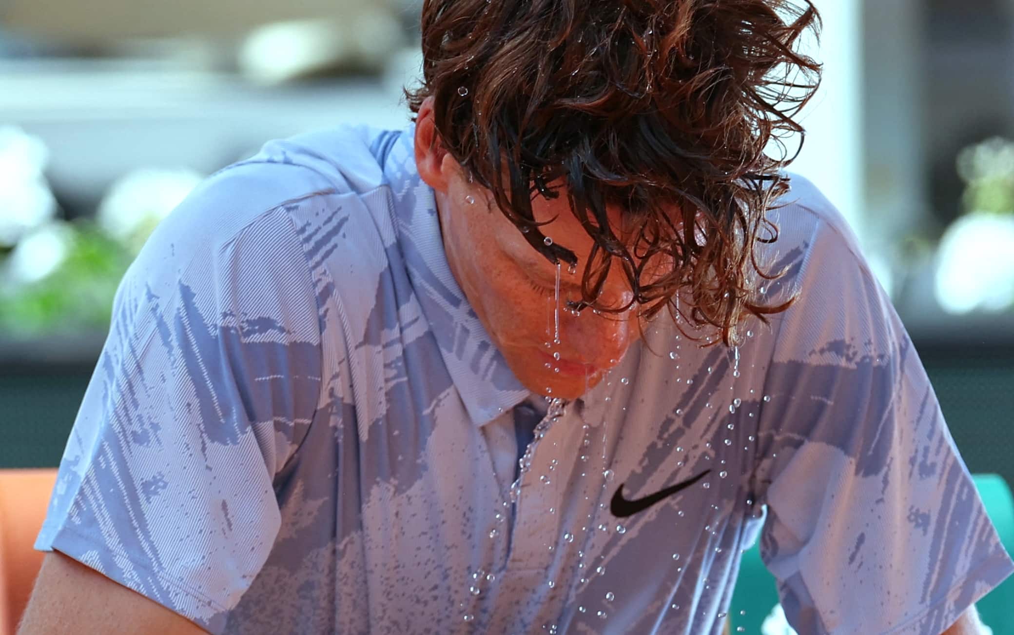Sinner, malessere al Roland Garros: cos'è successo oggi con Cerundolo e come sta 