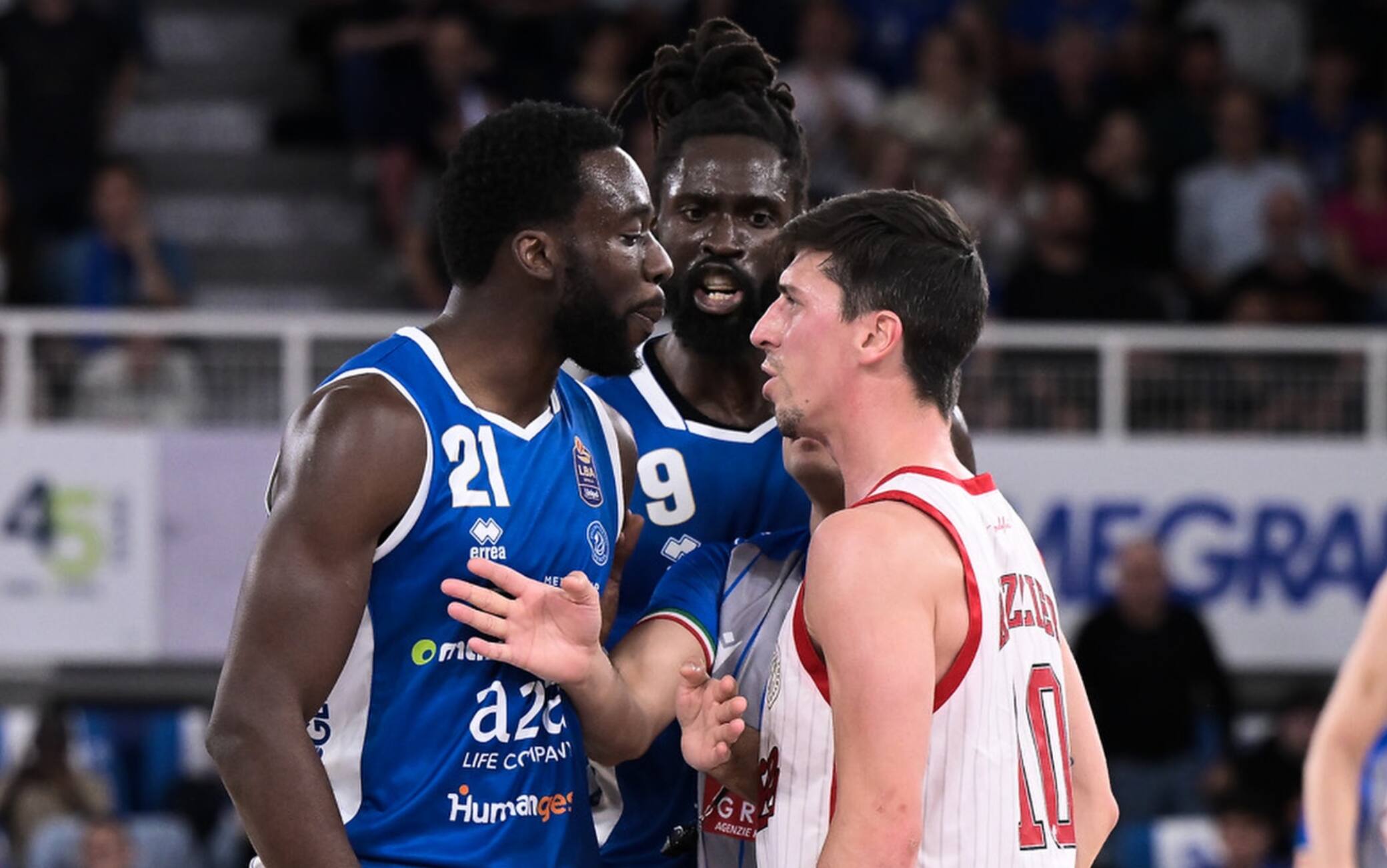 Playoff basket, animi caldissimi tra Brescia e Trieste: quattro falli tecnici. VIDEO