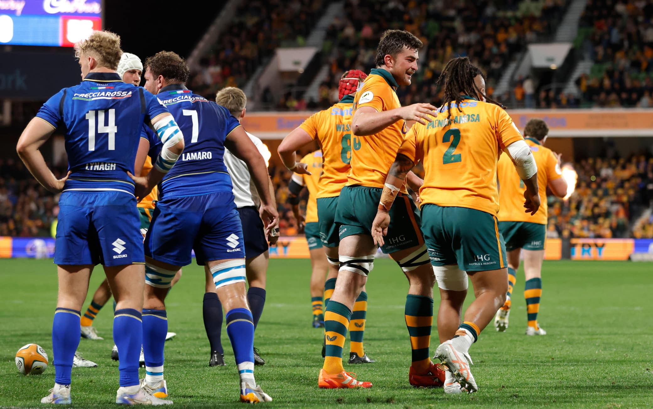 Italia e Australia durante la sfida di rugby a Perth