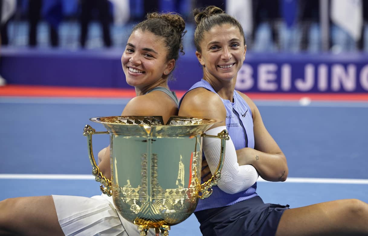 https://sport.sky.it/assets/images/08f012851907057c8b5981cbeb43418dccca76cc/skysport/it/tennis/2025/12/08/jasmine-paolini-sara-errani-staff/ansa_paolini_errani.jpg?im=Resize,width=1218