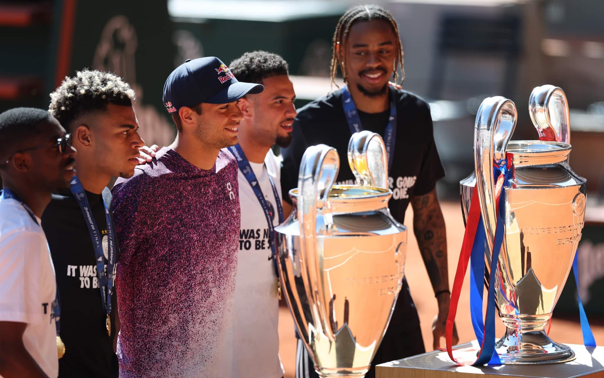 Psg, festa Champions al Roland Garros: in campo anche Cobolli. FOTO