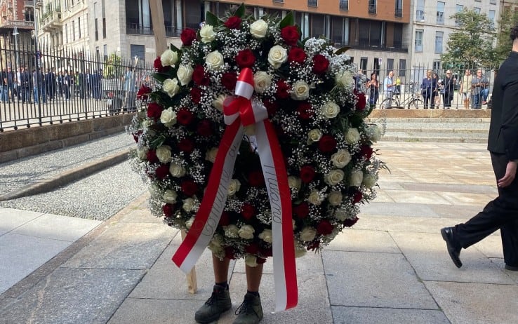 La corona di fiori del Comune di Milano