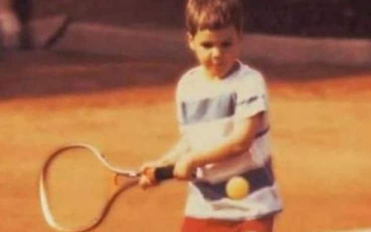 Un giovanissimo Federer con una racchetta più grande di lui...