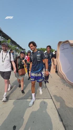 Sainz pronto a lottare, a Sepang con pantaloncini muay thai 