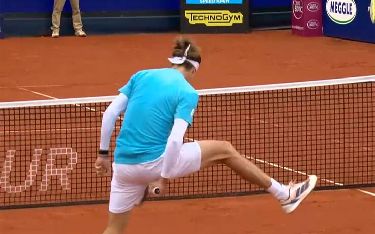 Zverev in versione... Kyrgios: tweener al volo e punto all'Atp Monaco! VIDEO