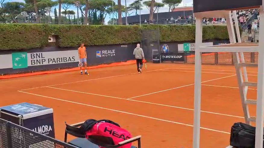 Medvedev in campo per il warm up pre Sinner