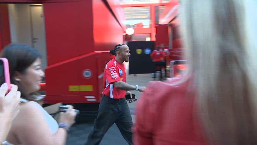 Hamilton con i tifosi, raggiante a Silverstone
