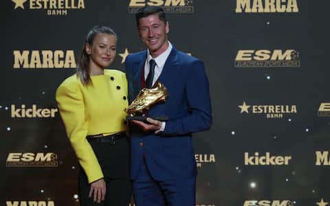 epa10296143 FC Barcelona's striker Robert Lewandowski poses for the photographers with his wife Anna Lewandowska (L) after receiving the European Golden Shoe as Europe's best goal scorer, during an act in Barcelona, Spain, 09 November 2022.  EPA/ALEJANDRO GARCIA