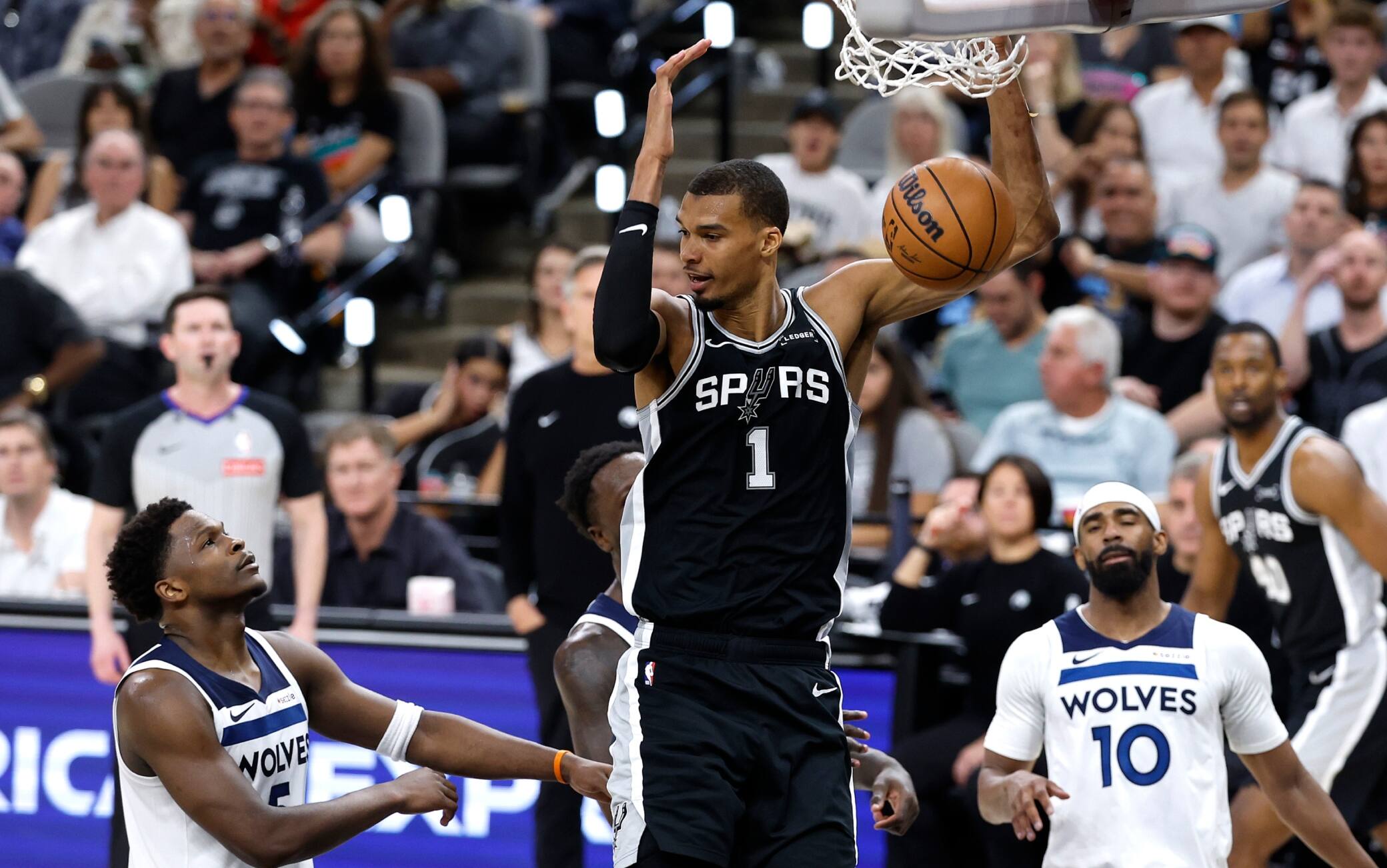 Playoff NBA, fa tutto Wembanyama: una prestazione come solo Magic e Doncic