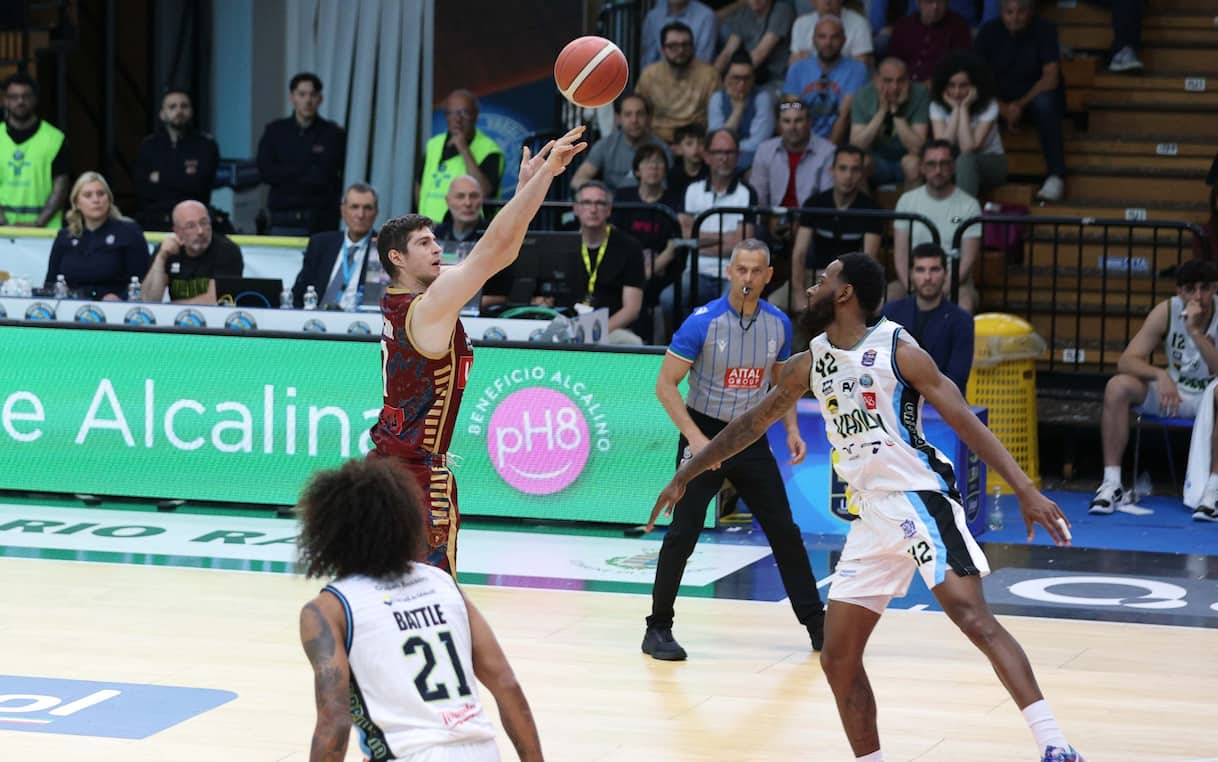 https://sport.sky.it/assets/images/0ba985ad20ec2253ef4686f0e6317bf0e59c60ac/skysport/it/basket/serie-a/video/2026/05/03/cremona-venezia-highlights-lba-1094929/Leo_Candi_Venezia.jpg?im=Resize,width=1218