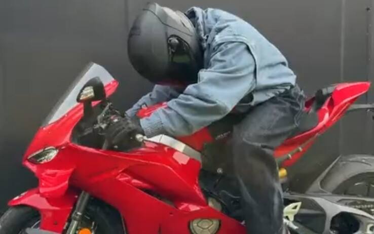 GP Canada, l'arrivo di Hamilton al circuito di Montreal su una Panigale V4 S. VIDEO