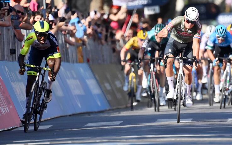 Girmay batte Van der Poel nella volata di Jesi
