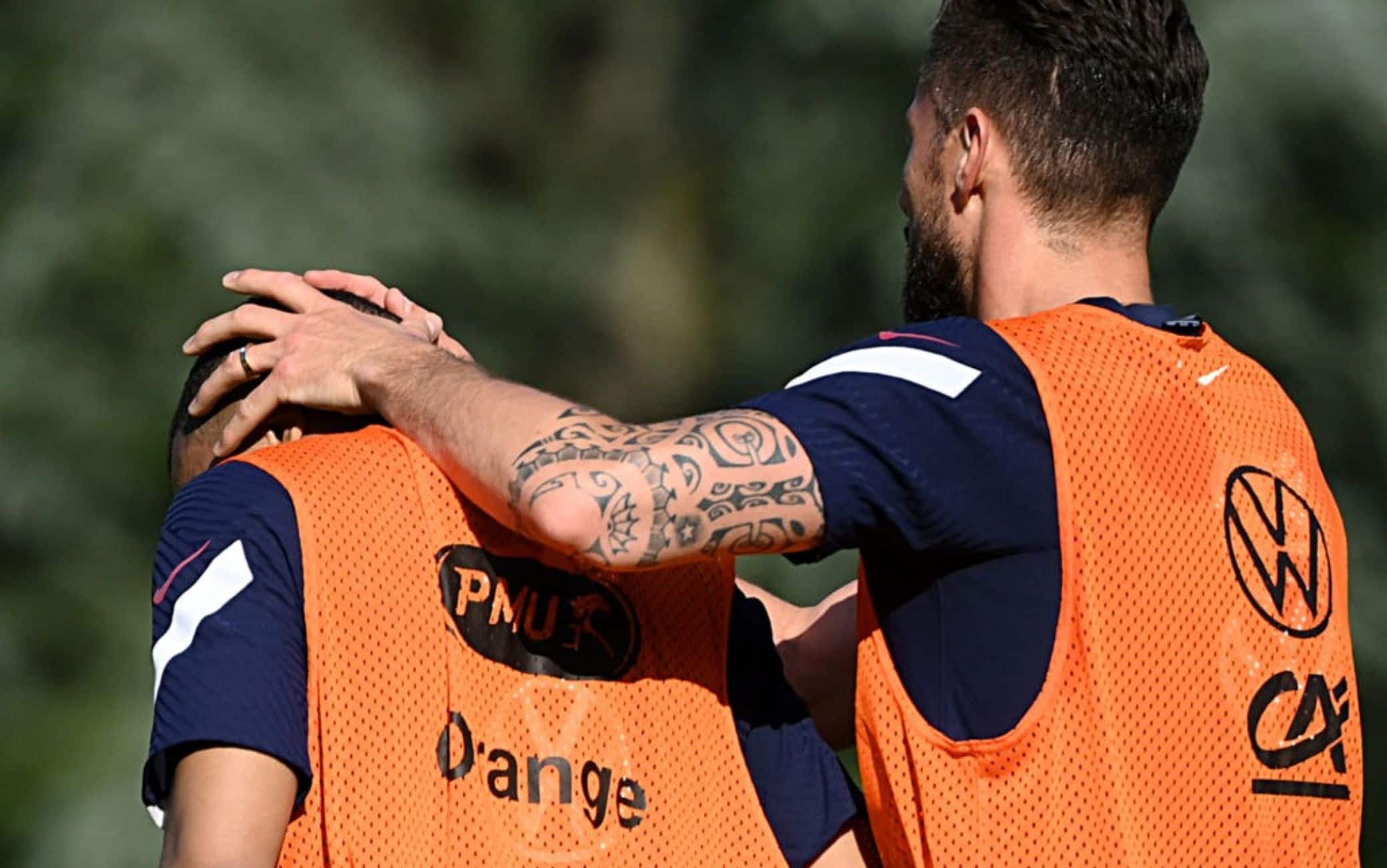 L'abbraccio Giroud-Mbappé in allenamento