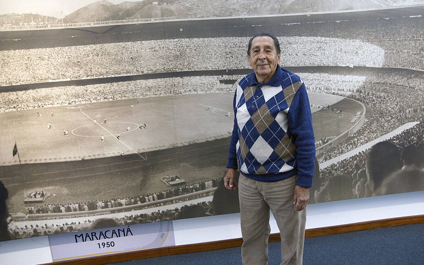 Alcides Ghiggia "posa" con il Maracanà