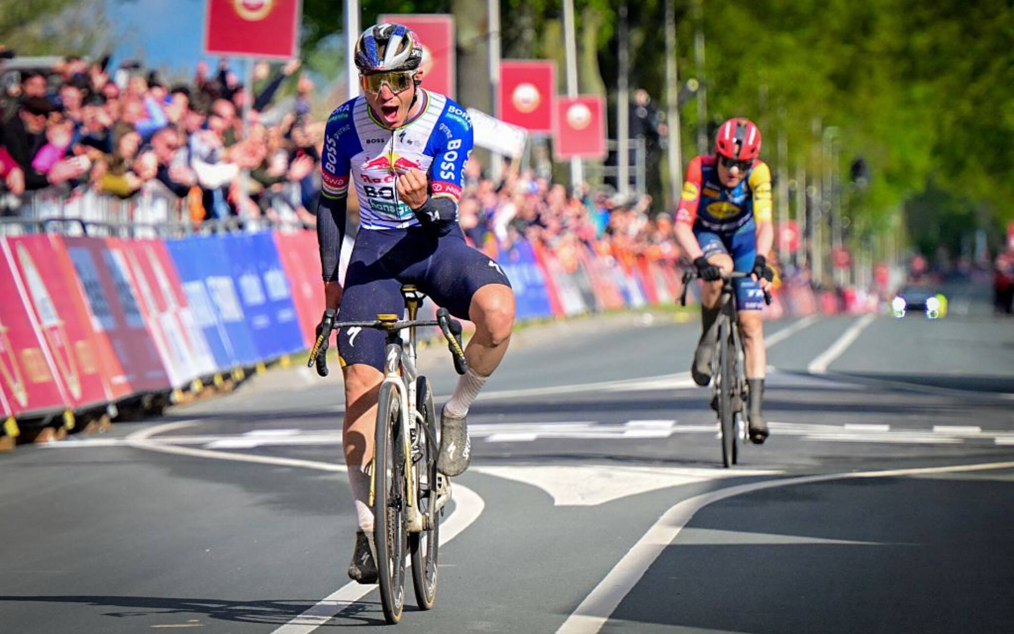 Amstel Gold Race, Evenepoel d'oro: vittoria allo sprint su Skjelmose