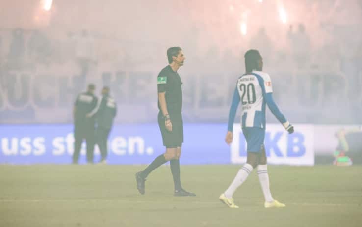 L'arbitro costretto a interrompere il match: stop di 5 minuti