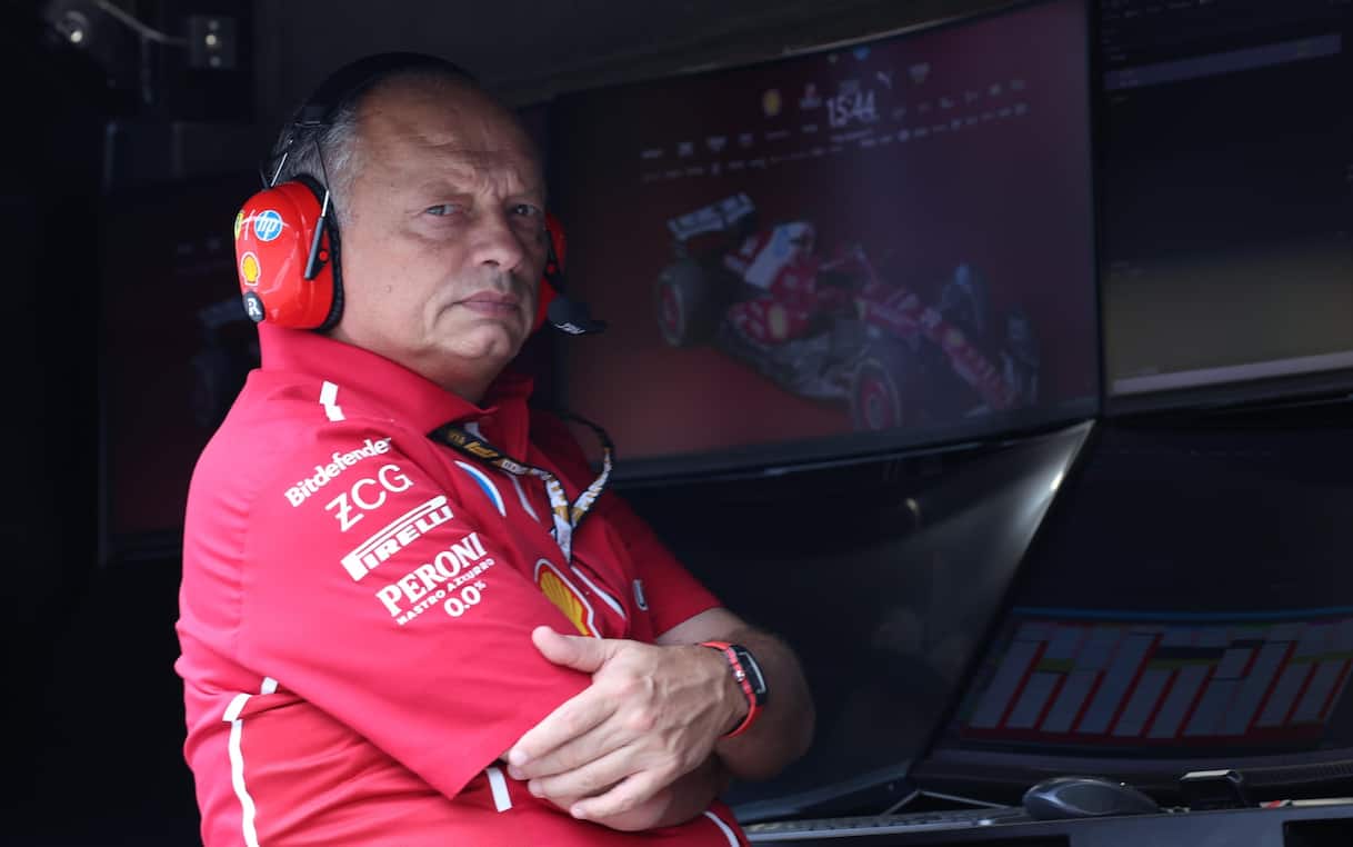 https://sport.sky.it/assets/images/0caa8edfd75704dbb78280e593b78a01f355a353/skysport/it/motori/formula-1/2025/09/23/gp-baku-ferrari-formula-1-commento/vasseur_baku_ansa_insider_orizz.jpg?im=Resize,width=1218