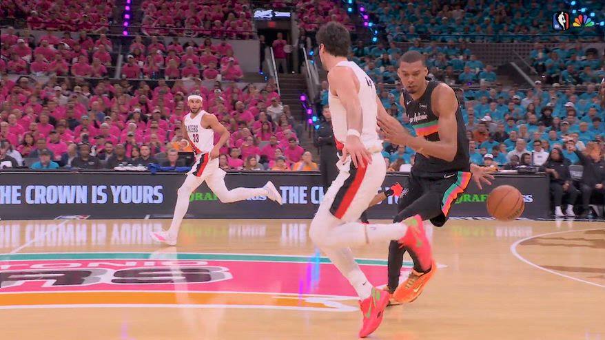 NBA, magia di Wemby dal palleggio