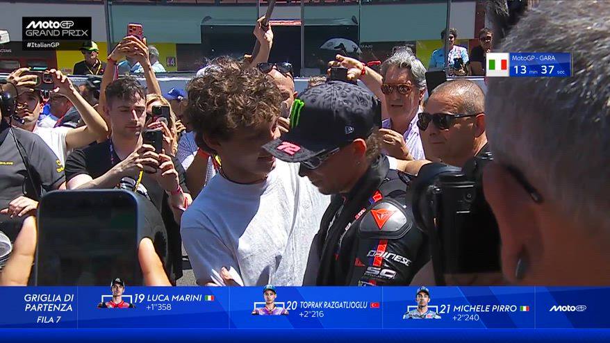 L'abbraccio tra Bez e Antonelli sulla griglia del Mugello